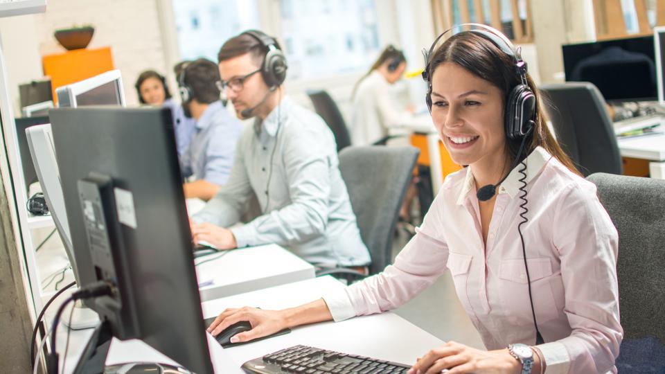 Dù chỉ chiếm có 5% trong những kênh giúp tăng doanh số, Zappos vẫn rất tập trung phát triển tổng đài của trung tâm hỗ trợ khách hàng

