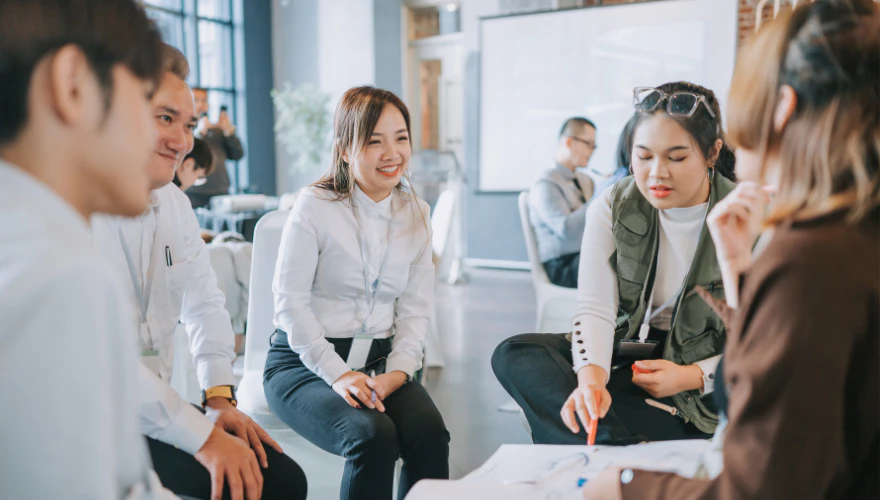 Khi doanh nghiệp tiến hành phỏng vấn nhóm tập trung, doanh nghiệp sẽ tổ chức một buổi thảo luận nhóm giữa một số khách hàng mục tiêu, dưới sự điều hành của một điều phối viên chuyên nghiệp