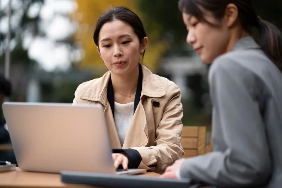 Phỏng vấn khách hàng là một hình thức thu thập phản hồi cho chương trình VoC phổ biến