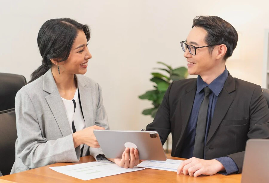 Phỏng vấn khách hàng thường được thực hiện theo hình thức 1-1, với sự tham gia của khách hàng và nhân sự thực hiện phỏng vấn