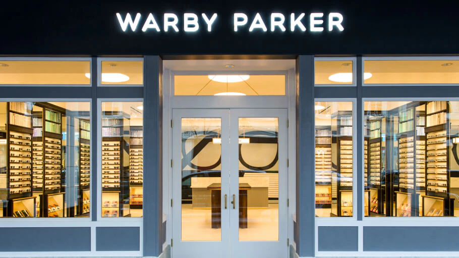 Warby Parker định vị mình là một thương hiệu luôn thách thức những tiêu chuẩn và liên tục tạo ra những bứt phá